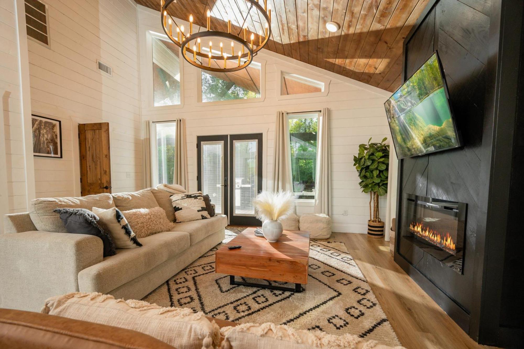 New Farmhouse-Chic Cabin With Hot Tub & Firepit Broken Bow Exteriör bild